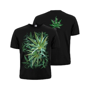Puede incluir: Camiseta negra con un diseño de hoja de marihuana verde en la parte delantera y trasera. El diseño presenta una hoja de marihuana estilizada con rastros de humo.