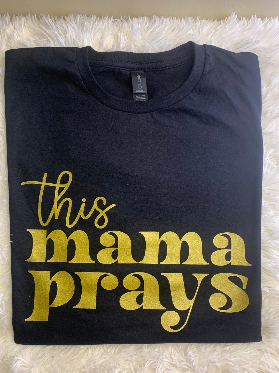 THIS MAMA PRAYS Graphic Tee
