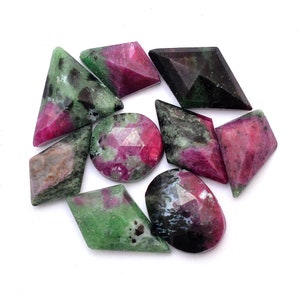 Puede incluir: Surtido de nueve piedras preciosas facetadas en varias formas y tamaños. Las piedras son una mezcla de verde, rosa y negro.