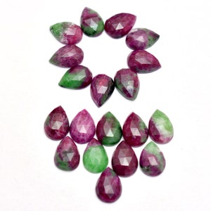 Peut inclure: Une collection de 18 pierres précieuses facettées en forme de poire. Les pierres précieuses sont un mélange de vert et de rose.