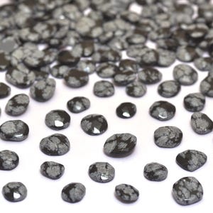 Obsidiana Floco de Neve Natural, Fatias de Rosas de Forma Livre ~ Pedras Preciosas Floco de Neve 8 mm-14 mm Cabochões de Costas Planas ~ Lote de Cabochões Soltos Facetados de Obsidiana