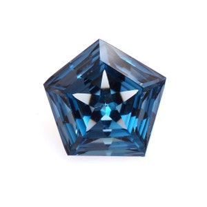 Peut inclure: Une pierre précieuse en forme d'étoile de couleur bleu foncé avec une taille facetée.