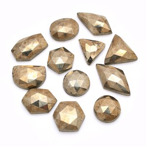 Natürlicher Pyrit 10 mm-17 mm Free Form Rose Cut ~ Pyrit Rose Cut Cabochons mit flacher Rückseite ~ Lose facettierte Pyrit Edelstein Mix Lot für Schmuck