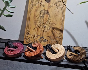 Corbata artesanal ToggleLOXX Dread con diseño grabado de runas nórdicas – Elige tu madera exótica