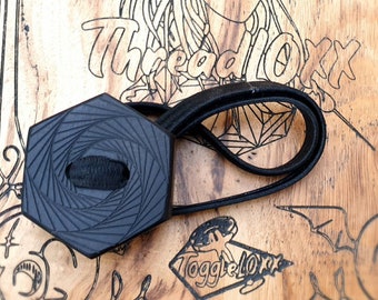 Botón hexagonal en espiral ButtonLOXX Easy Dread Tie de madera de ébano africano. Madera dura exótica, de color marrón/negro con elástico resistente forrado de silicona.