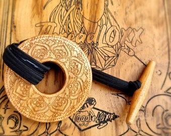 Eiche Holz ToggleLOXX Easy Lock mit Mandala TWO graviertem Design, handgedrehter Knebel auf einem starken silikonummantelten Gummiband für rutschfesten Halt