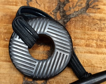 Corbata de rastas ToggleLOXX de madera negra africana hecha a mano con diseño minimalista de líneas grabadas Accesorio elegante con rastas