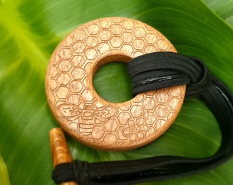 Corbata de rastas ToggleLOXX de roble hecha a mano con diseño grabado de abeja y panal: accesorio elegante para rastas