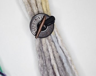 Lazo para rastas ToggleLOXX de madera de ébano africano hecho a mano con diseño grabado de runas nórdicas – Elegante accesorio para rastas