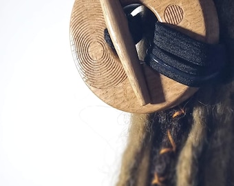 Corbata de rastas ToggleLOXX de roble hecha a mano con diseño grabado de Yin Yang: accesorio Balance and Harmony Loc