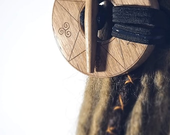 Corbata de rastas ToggleLOXX de roble hecha a mano con diseño grabado de símbolos wiccanos: accesorio Mystical Loc