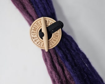 ToggleLOXX Dread Tie fácil de usar con diseño grabado de runas nórdicas, palanca girada a mano con fuerte elástico antideslizante (madera de arce)