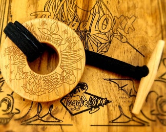 Corbata de rastas ToggleLOXX de roble hecha a mano con diseño grabado de Pixie Garden: accesorio caprichoso para rastas