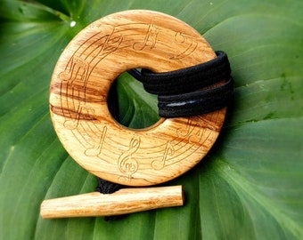 Oak Wood ToggleLOXX loc Tie con diseño grabado de notas musicales, palanca girada a mano con fuerte elástico forrado de silicona