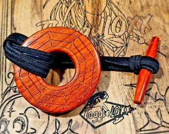 Dread Tie ToggleLOXX de padauk rojo hecho a mano con diseño grabado en espejo Bagua: accesorio exclusivo para rastas