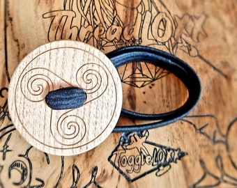 Easy to use, oak wood ButtonLOXX Dread Tie for locs with Triskele engraved design, with strong non-slip elastic 50mm