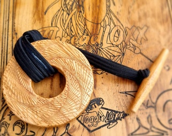 LOXX Easy Dread Tie de roble hecho a mano con diseño grabado en espiral hexagonal Accesorio seguro y elegante