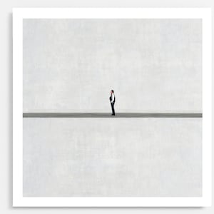 Minimalistische Fotografie Poster quadratisch. Zeitgenössischer Kunstdruck mit einzelner Person – Wandkunst für moderne Räume