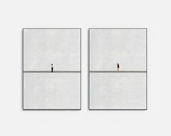 Set fotografico di 2 poster soggiorno contemporaneo minimalista grigio. 2 stampe artistiche con immagini di persone per l'ufficio o il corridoio.