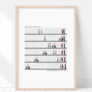 Könnte beinhalten: Gerahmter Kunstdruck mit dem Titel "WALL PEOPLE DETAIL #29", der eine minimalistische Illustration von Menschen und Motorrädern auf grauem Hintergrund zeigt. Das Kunstwerk enthält den Namen des Künstlers und die Jahre 2024-2025.