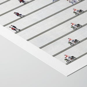 Pu&ograve; includere: Una stampa d'arte bianca con un motivo ripetitivo di piccole figure colorate di persone che camminano e vanno in bicicletta su sottili linee grigie parallele. Il design &egrave; disposto a griglia su uno sfondo chiaro e pulito.