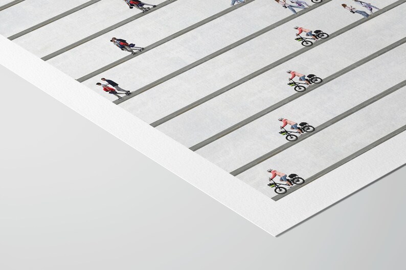 Pu&ograve; includere: Una stampa d'arte bianca con un motivo ripetitivo di piccole figure colorate di persone che camminano e vanno in bicicletta su sottili linee grigie parallele. Il design &egrave; disposto a griglia su uno sfondo chiaro e pulito.