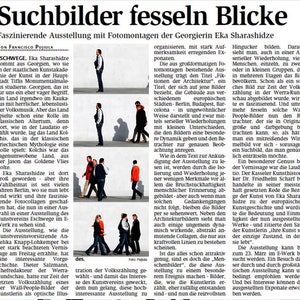 Pu&ograve; includere: Un articolo di giornale intitolato Suchbilder fesseln Blicke che presenta una colonna di testo e una serie verticale di quattro fotomontaggi che mostrano varie persone che camminano di profilo su uno sfondo chiaro con ombre nette.
