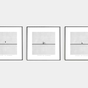 Könnte beinhalten: Drei quadratische gerahmte Drucke mit minimalistischer Schwarz-Weiß-Fotografie. Jedes Bild zeigt eine einzelne Figur auf einer horizontalen Linie vor hellgrauem Hintergrund. Zu sehen sind eine Person in Rot, ein Radfahrer und ein Läufer.