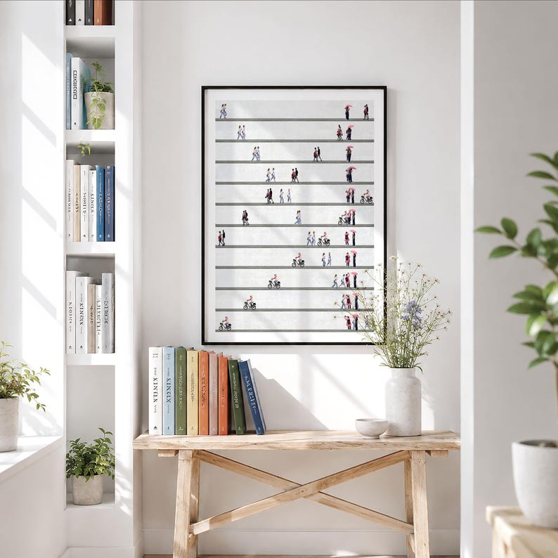 Minimalistisches Wandbild für Wohnzimmer und Büro mit vielen kleinen Menschen auf horizontalen grauen Linien. Moderne Street Photography als Fine Art Print Poster in A4, A3, A2, 40x50 cm ungerahmt mit markanten pinken Regenschirmen als Akzent
