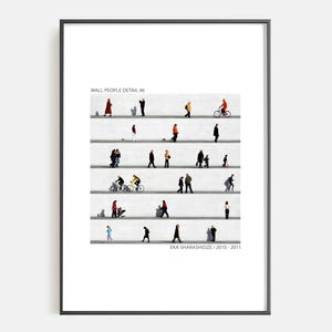 Könnte beinhalten: Gerahmter Druck mit dem Titel "WALL PEOPLE DETAIL #6" mit einem Raster von Personen, die vor einer weißen Wand gehen, Rad fahren und stehen. Das Kunstwerk enthält den Namen des Künstlers, EKA SHARASHIDZE, und die Jahre 2010-2011.