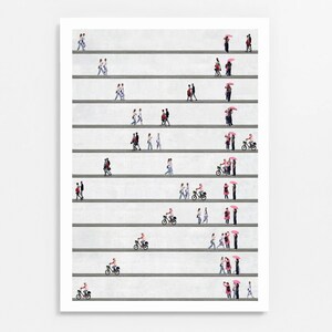 Pu&ograve; includere: Una stampa artistica verticale che presenta molteplici linee orizzontali grigie con piccole figure di persone che camminano, vanno in bicicletta e stanno in piedi. Diversi individui portano ombrelli rosa acceso, creando un accento di colore.