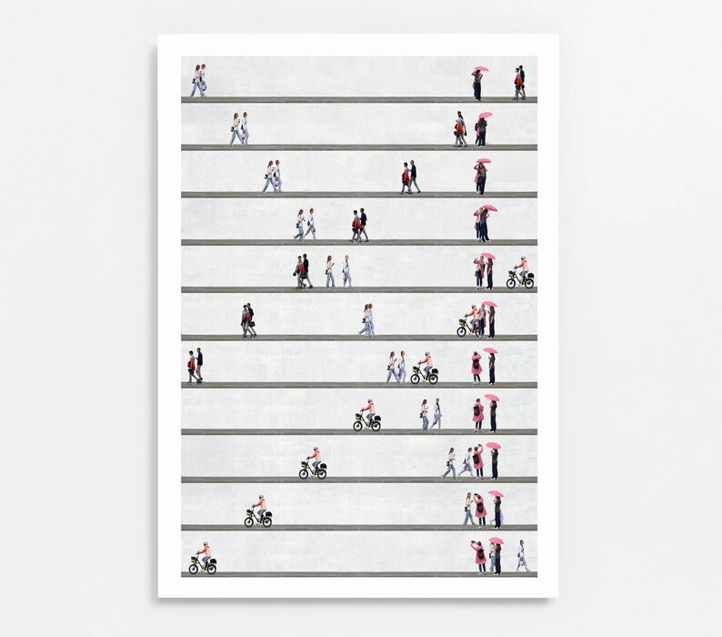 Pu&ograve; includere: Una stampa artistica verticale che presenta molteplici linee orizzontali grigie con piccole figure di persone che camminano, vanno in bicicletta e stanno in piedi. Diversi individui portano ombrelli rosa acceso, creando un accento di colore.