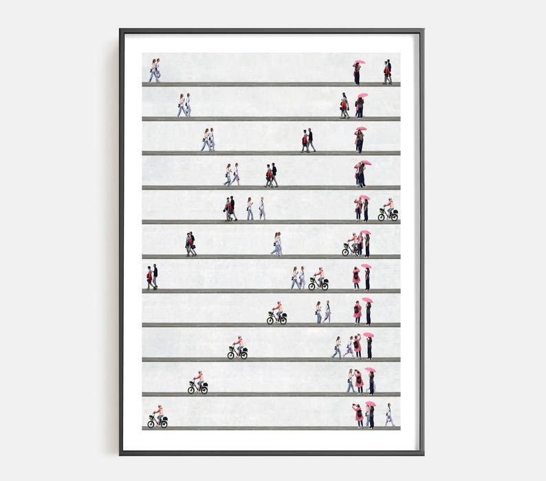 Pu&ograve; includere: Una stampa artistica incorniciata con molteplici linee orizzontali grigie su sfondo bianco. Piccole figure di persone che camminano, vanno in bicicletta e tengono ombrelli rosa sono disposte lungo queste linee in un motivo ripetitivo.