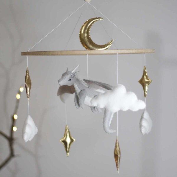 Móvil bebé dragón neutro, Móvil bebé Dragón bajo las estrellas perfecto para la decoración de tu guardería o como regalo original de baby shower