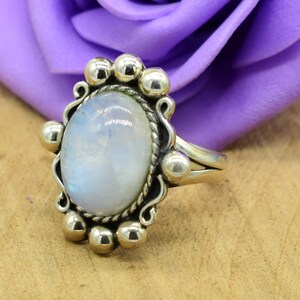 ハンドメイドオーバルレインボームーンストーンリング：925スターリングシルバーステートメントリング