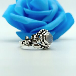 ブルーフラッシュレインボームーンストーンリング：ハンドメイド925スターリングシルバージュエリー