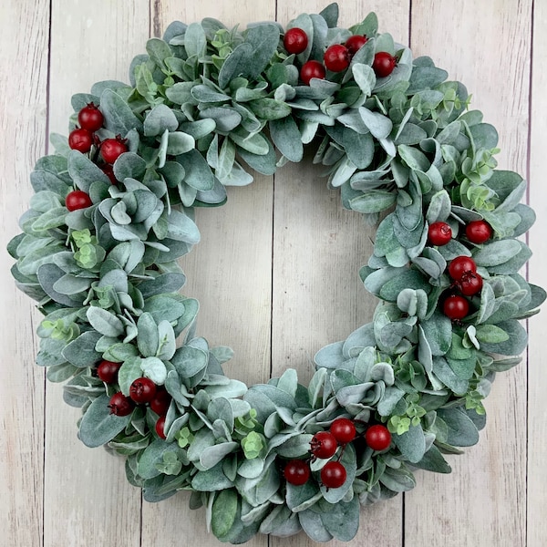 Corona de invierno con orejas de cordero, eucalipto y frutos rojos, para decorar la puerta principal.