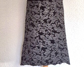 Skirt made of cloque jersey with waistband in black with grey flowers, knee-length