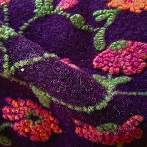 Musterwalk Stoff Aubergine mit Blumenranken  Wolle mit Baumwolle