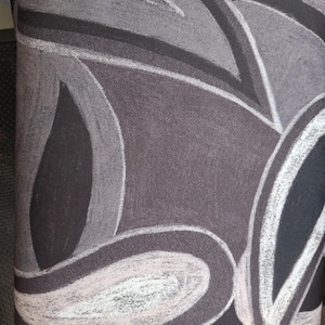 Könnte beinhalten: Nahaufnahme eines Stoffes mit einem abstrakten Design. Das Muster zeigt fließende, organische Formen in Grau-, Schwarz- und Weißtönen. Der Stoff hat ein strukturiertes Aussehen, wobei sich die Designelemente überlappen und Tiefe erzeugen.