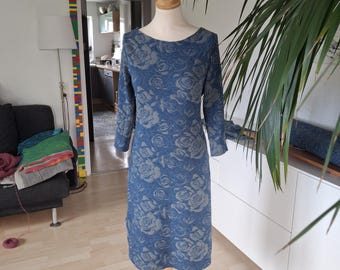 Elegant blue cloque jersey dress with boat neck and rose pattern