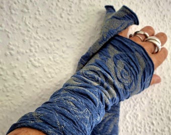 Jersey cuffs Cloque Jersey in blue with rose pattern