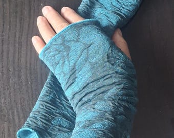 Leg warmers, arm warmers, wrist warmers made of cloque jersey in petrol with turquoise rose pattern and thumb opening