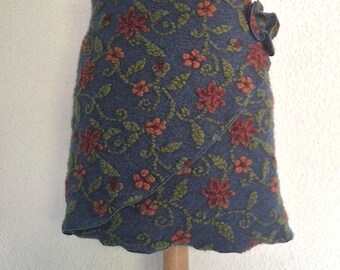 Cacheur, overskirt, small stole made of patterned boiled wool in petrol blue with small flowers