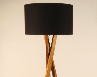 Handgefertigte Dreibein Stehlampe mit Holzständer in Naturholzfarbe, Trommellampenschirm, verschiedene Farben, Interior, Design, Wohndeko, Office