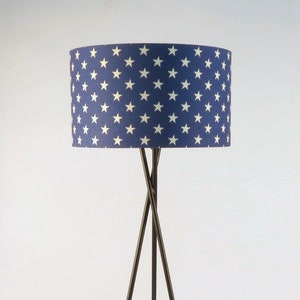 Lampadaire trépied fait main, pied en métal noir, blanc, crème, marron ou argent, abat-jour tambour, style moderne, abat-jours multicolores, modèle Vesi