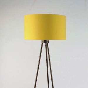 Handgefertigte Dreibein-Stehlampe, farbiger Metallständer, Trommel-Lampenschirm, einfache Stil, verschiedene Farben, Modell &quot;&quot;Trinoga&quot;&quot;