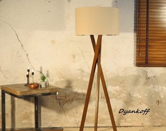 Lampada da terra treppiede fatta a mano, supporto in legno di colore legno scuro medio, paralume a tamburo, paralumi di diversi colori, interni, design, decorazioni per la casa