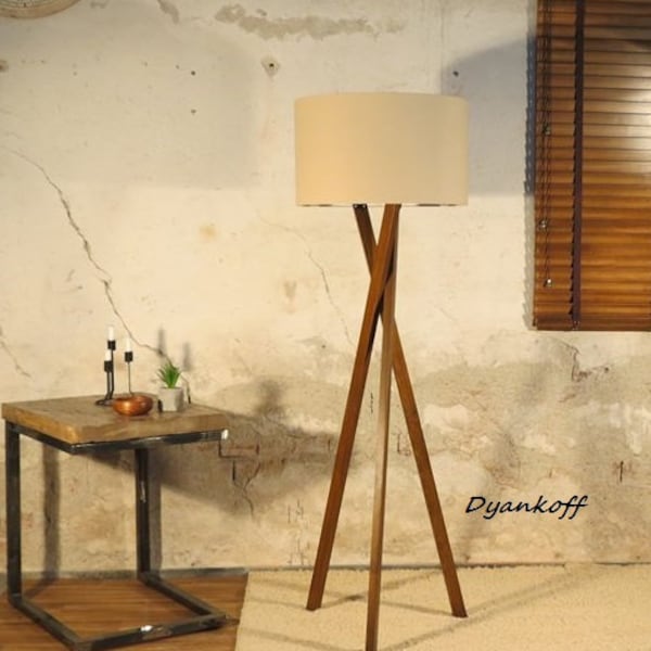 Lampadaire trépied fait main, support en bois de couleur bois foncé moyen, abat-jour tambour, abat-jour de différentes couleurs, intérieur, design, décoration d'intérieur