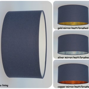 Peut inclure: Un abat-jour bleu foncé avec une doublure blanche. L'abat-jour est présenté avec trois options de doublure différentes : or, argent et cuivre.